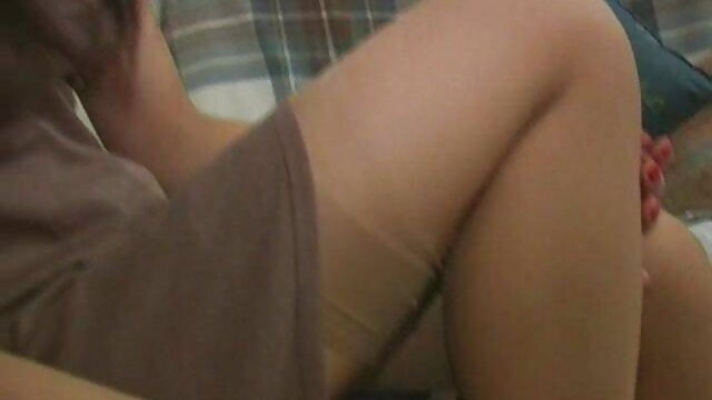 A rapariga despida-se ao espelho enquanto ela dedilhava a rata filme porno nacional Rapada muito perto