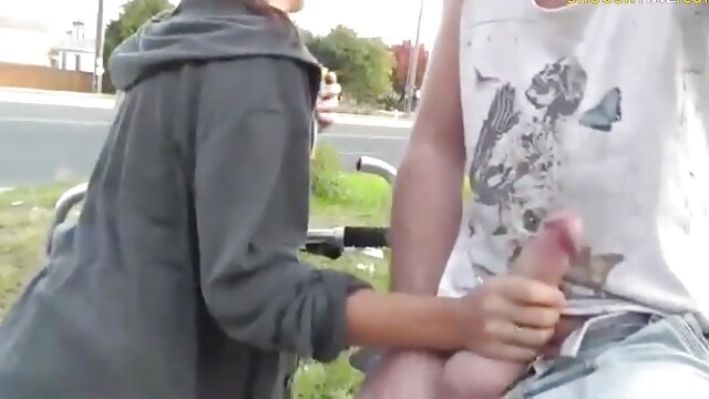 A mulher filme de sexo antigo nacional ruiva de óculos geme alto durante o sexo e quando cúmulos