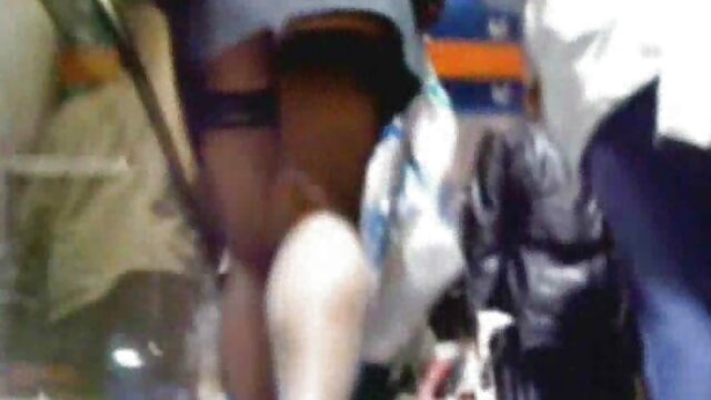 O taxista fodeu os passageiros no carro e fez videos lesbicas nacionais um duplo Broche.