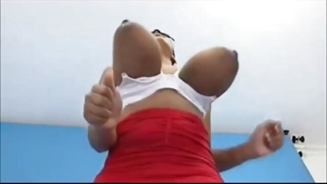 As filmes brasileiros sexo cabras fazem um Broche Duplo às glândulas de um tipo com uma pila grossa.