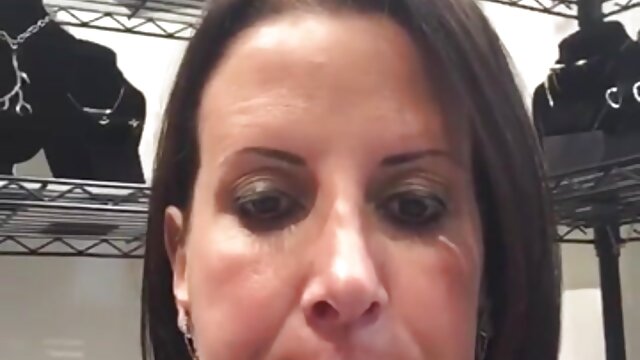 O professor espancou uma colegial com o videos de sexo gratis nacional rabo enfiado no rabo na sala BDSM.