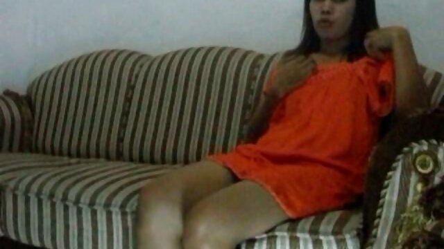 A rapariga de jeans fez um scammer cheirar ténis e pernas filmes brasileiros com pornografia com meias de nylon.
